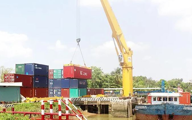 Bốc dỡ hàng hóa tại cảng ICD Nhơn Trạch