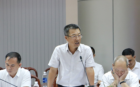 Chủ tịch UBND tỉnh Cao Tiến Dũng phát biểu trong buổi họp