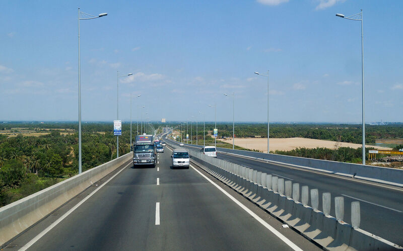 Đường cao tốc đoạn qua cầu Long