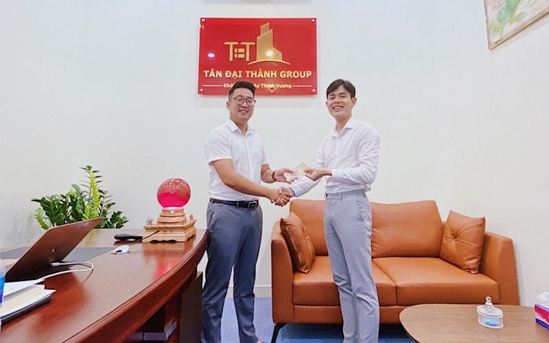 Giám đốc Kinh doanh - ông Nghiêm Viết Sơn trao thưởng cho Mr. Tú