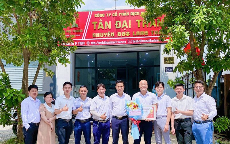 Ban Giám đốc Tân Đại Thành Group chụp ảnh lưu niệm cùng nhân viên tại trụ sở chính.