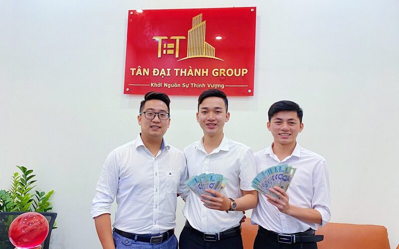 Đặng Tùng và Nhật Đan (bên phải) nhận thưởng nóng từ GĐ Kinh doanh Chi nhánh HCM