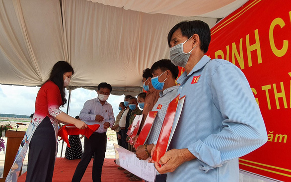 Lãnh đạo UBND huyện Long Thành, Đồng Nai trao quyết định bàn giao đất tái định cư cho các hộ dân