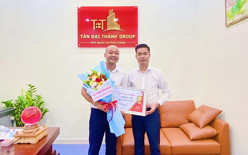 Ông Nguyễn Khắc Linh - Chủ tịch Tân Đại Thành Group (phải) trao quyết bổ nhiệm ông Bùi Đức Huy - Giám đốc Tân Đại Thành chi nhánh Long Thành