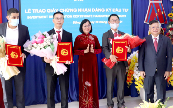 Phó chủ tịch UBND tỉnh Nguyễn Thị Hoàng trao giấy chứng nhận đầu tư cho những doanh nghiệp FDI tăng vốn lớn