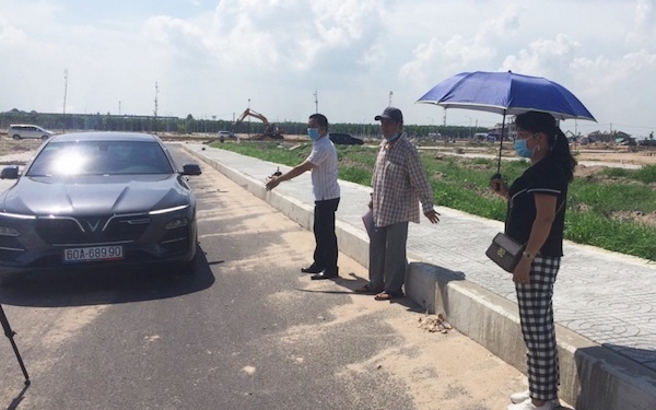 Người dân trong đợt được bàn giao đất tại khu tái định cư Lộc An - Bình Sơn