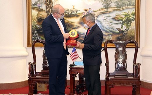 Chủ tịch UBND tỉnh Cao Tiến Dũng tặng quà lưu niệm cho ông Robert Greenan, Quyền Tổng Lãnh sự Hoa Kỳ tại TP.HCM