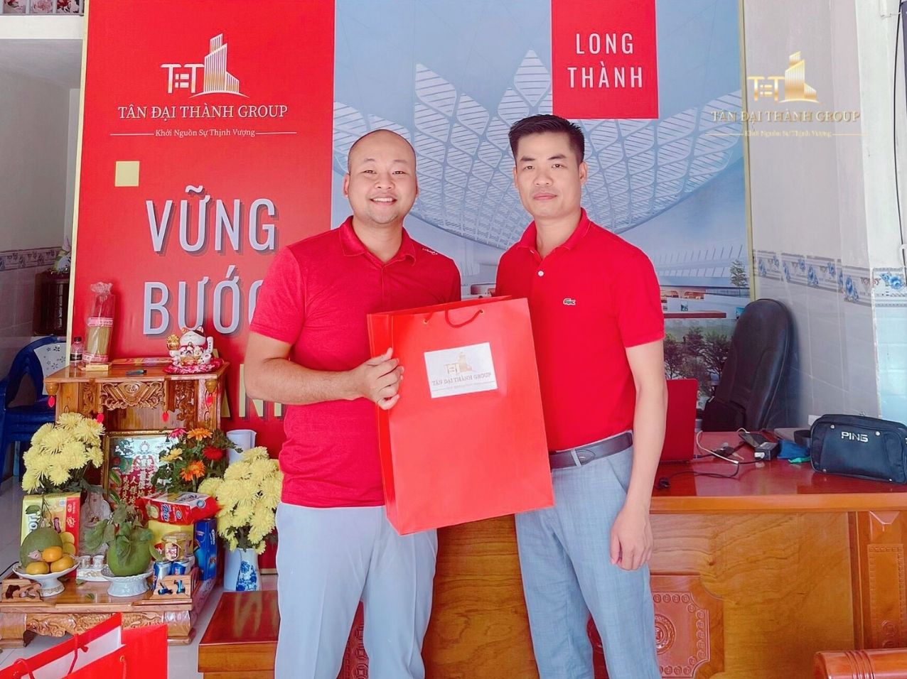 Lãnh đạo Tân Đại Thành Group trao gửi quà Tết cho GĐ chi nhánh Phước Bình - Long Thành
