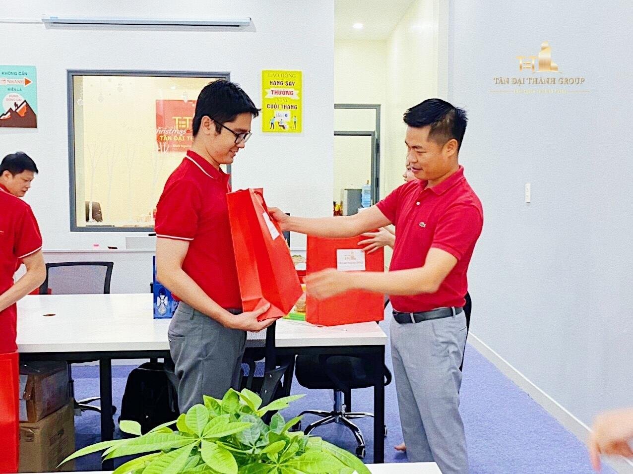 Chủ tịch Nguyễn Khắc Linh trao gửi quà Tết đến nhân viên