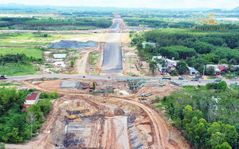Các nhà thầu đang tăng tốc thi công để hoàn thành phần nền đường chính dự án cao tốc Phan Thiết - Dầu Giây trong tháng 5/2022