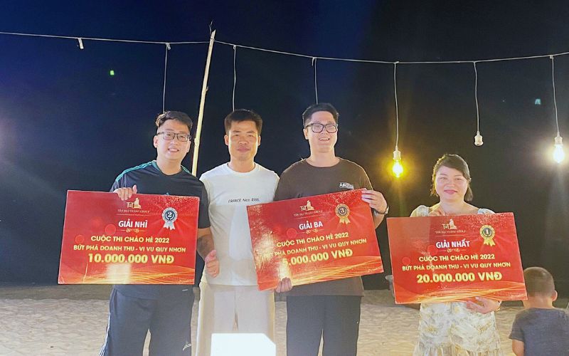 Ban lãnh đạo trao giải cho Top 3 trong cuộc đua Chào hè 2022: "Bứt Phá Doanh Thu - Vi Vu Quy Nhơn"