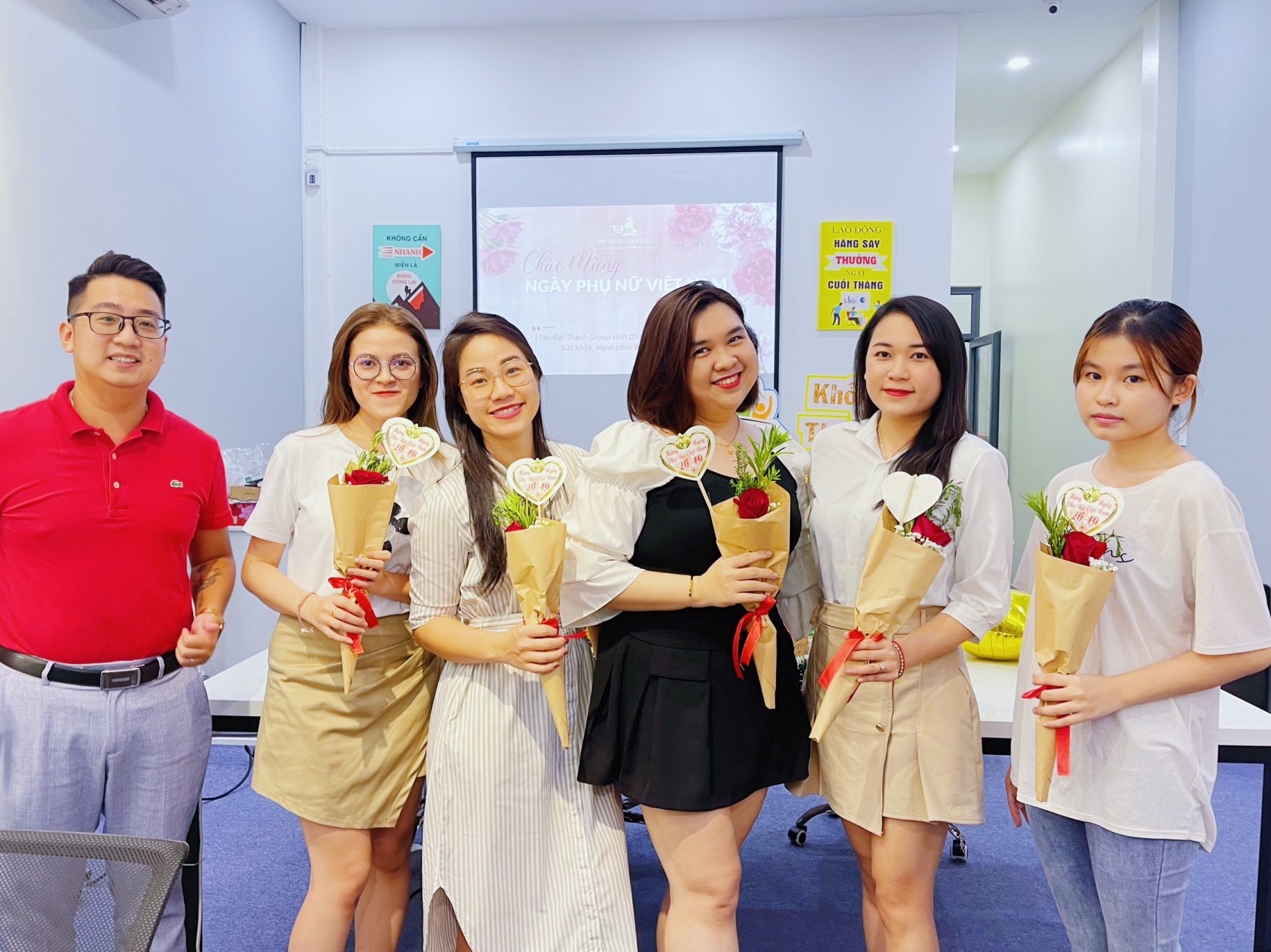 Văn phòng Hồ Chí Minh gửi tặng nhưng bông hoa đến các chị em công ty