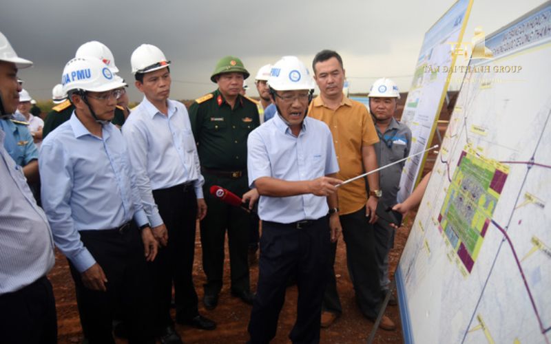 Bộ trưởng Nguyển Văn Thắng (hàng đầu, thứ hai từ trái sang) nghe báo cáo về tiến độ của dự án