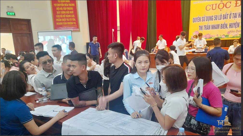 Khách hàng tham gia phiên đấu giá đất tại Bắc Giang